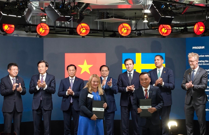 Việc hợp tác liên danh giữa Vietnam Airlines và Scandinavian Airlines mở ra cơ hội để Việt Nam tăng cường hiện diện tại Bắc Âu, đồng thời thúc đẩy trao đổi kinh tế, thương mại và đầu tư giữa hai bên. 2-viec-hop-tac-lien-danh-giua-vietnam-airlines-va-scandinavian-airlines-mo-ra-co-hoi-de-viet-nam-tang-cuong-hien-dien-tai-bac-au-dong-thoi-thuc-day-trao-doi-kinh-te-thuong-mai-va-dau-tu-giua-hai-ben.jpg
