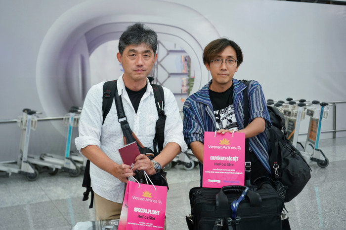 Hành khách quốc tế đồng hành cùng Vietnam Airlines lan tỏa thông điệp bình đẳng giới. a4.jpg