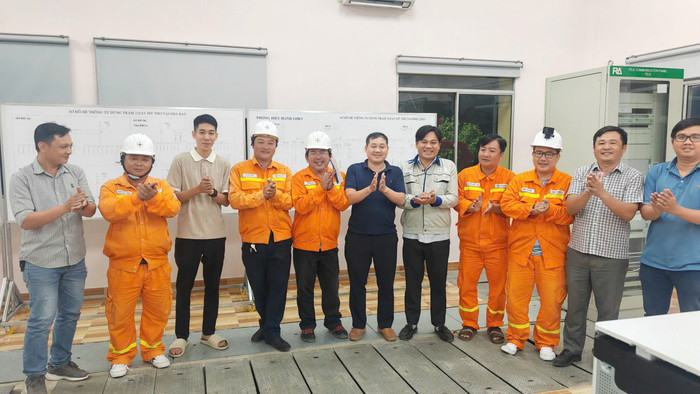 Các đơn vị liên quan chứng kiến thời khắc đóng điện dự án.