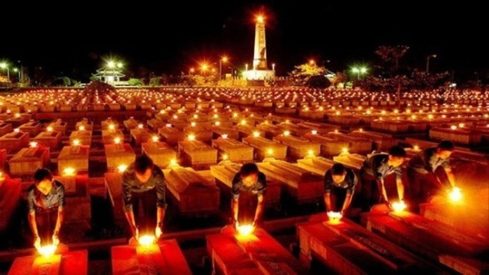 Ngày 27 tháng 7 – Ngày Thương binh Liệt sĩ – là dịp để cả dân tộc Việt Nam cùng cúi đầu tưởng nhớ những người đã ngã xuống và bày tỏ lòng tri ân sâu sắc với những người đã hiến dâng máu xương cho Tổ quốc. Ngày 27 tháng 7 – Ngày Thương binh Liệt sĩ – là dịp để cả dân tộc Việt Nam cùng cúi đầu tưởng nhớ những người đã ngã xuống và bày tỏ lòng tri ân sâu sắc với những người đã hiến dâng máu xương cho Tổ quốc.