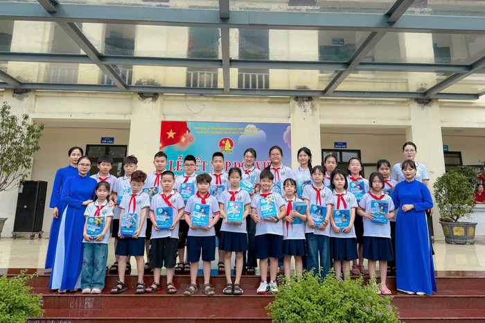 Ocean Edu đồng hành trao tặng những phần quà ý nghĩa chúc mừng một năm học với những thành tích cao. anh-thu-2-2.jpg