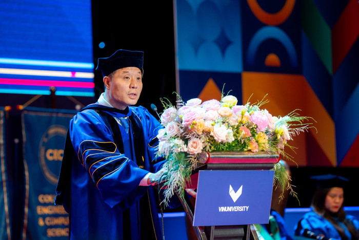 Giáo sư Vũ Hà Văn - Giám đốc Khoa học VinBigData, Giáo sư Toán tại Đại học Yale và thành viên Hội đồng Trường VinUni phát biểu tại buổi Lễ tốt nghiệp. anh-6.jpg