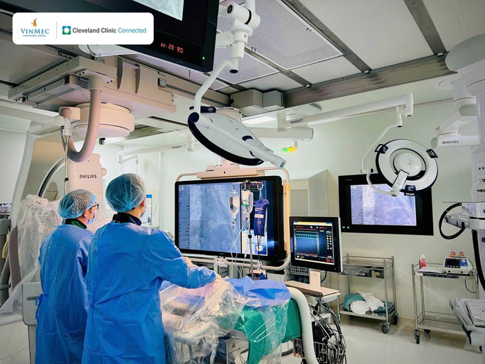 Ekip bác sĩ can thiệp tim mạch tại Vinmec Central Park đang thực hiện đặt stent tái thông mạch vành cho bệnh nhân H.V.C bị nhồi máu cơ tim cấp. anh-1.jpg