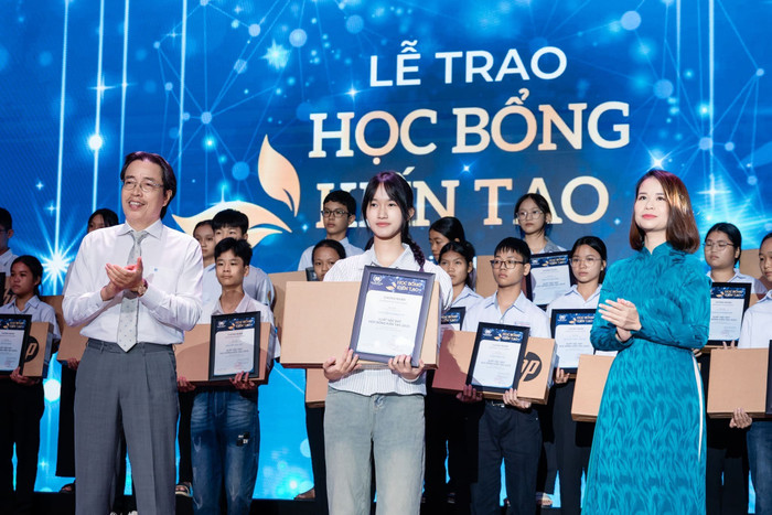 Được khởi xướng từ năm 2020, Học bổng kiến tạo đã tìm ra 168 gương mặt xuất sắc; trao tặng 168 máy tính và gần 15 tỷ đồng hỗ trợ. Năm 2025, chương trình tiếp tục trao tặng 30 suất học bổng cho các em học sinh nghèo học giỏi tại nhiều tỉnh/thành trên cả nước. anh-3.jpg