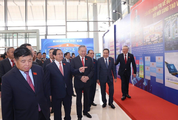 Tổng Bí thư Tô Lâm, Thủ tướng Phạm Minh Chính, Chủ tịch Quốc hội Trần Thanh Mẫn, Phó Thủ tướng Thường trực Chính phủ Nguyễn Hòa Bình, Phó Thủ tướng Nguyễn Chí Dũng tham quan triển lãm chào mừng Đại hội. Ảnh: VGP/Nhật Bắc Tổng Bí thư Tô Lâm, Thủ tướng Phạm Minh Chính, Chủ tịch Quốc hội Trần Thanh Mẫn, Phó Thủ tướng Thường trực Chính phủ Nguyễn Hòa Bình, Phó Thủ tướng Nguyễn Chí Dũng tham quan triển lãm chào mừng Đại hội. Ảnh: VGP/Nhật Bắc