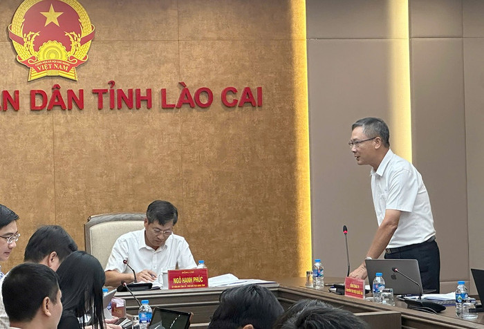 Ông Nguyễn Ngọc Tân - Phó Tổng giám đốc EVNNPT báo cáo và nêu các kiến nghị tại buổi làm việc. Ông Nguyễn Ngọc Tân - Phó Tổng giám đốc EVNNPT báo cáo và nêu các kiến nghị tại buổi làm việc.
