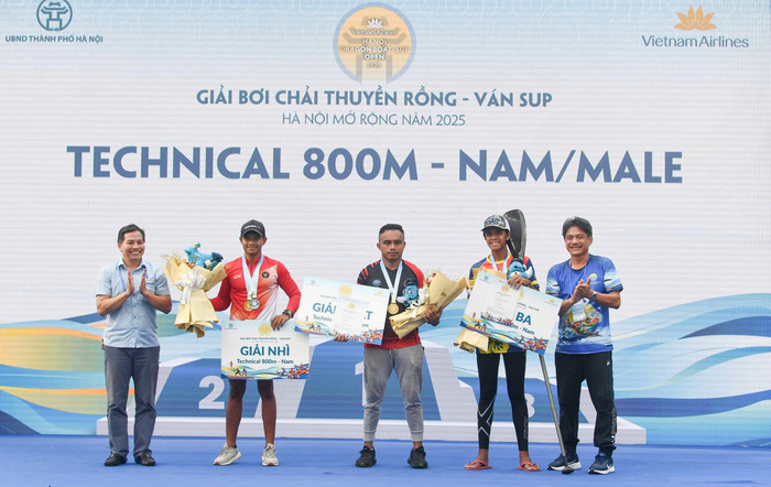 51-ban-to-chuc-trao-huy-chuong-va-phan-thuong-cho-cac-van-dong-vien-dat-thanh-tich-cao-o-cac-noi-dung-van-sup.jpg