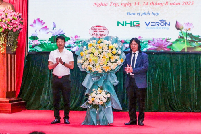 Ông Hoàng Quốc Việt – Chủ tịch Tập đoàn Nguyễn Hoàng, Phó Chủ tịch Hiệp hội Dữ liệu Quốc gia tặng hoa chúc mừng Lễ khai giảng. 2.jpg