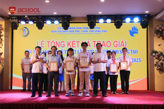 Em Nhật Quang (Thứ 2 bên phải sang) và Nhật Quân (Thứ 3 bên phải sang hàng đầu) nhận giải tại Cuộc thi Sáng tạo dành cho Thanh, Thiếu niên, Nhi đồng tỉnh Hà Tĩnh lần thứ 16. em-nhat-quang-thu-2-ben-phai-sang-va-nhat-quan-thu-3-ben-phai-sang-hang-dau-nhan-giai-tai-cuoc-thi-sang-tao-danh-cho-thanh-thieu-nien-nhi-dong-tinh-ha-tinh-lan-thu-16.jpg
