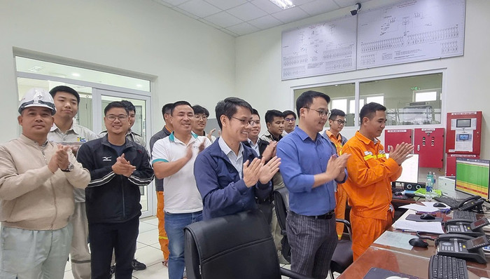 Đại diện các đơn vị liên quan chứng kiến thời khắc đóng điện dự án.