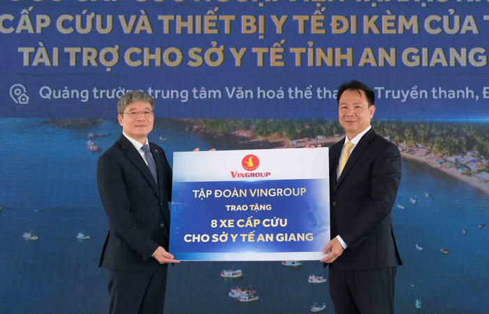 Đại diện Tập đoàn Vingroup trao bảng tượng trưng tặng xe cấp cứu và trang thiết bị y tế đi kèm cho đại diện lãnh đạo Sở Y tế tỉnh. anh-5-20.jpg