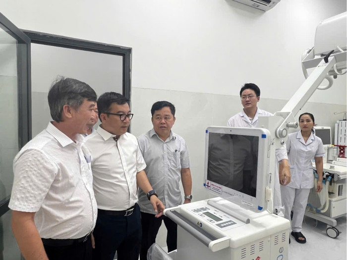 Ông Nguyễn Việt Thắng - Tổng Giám đốc BSR (thứ 2 từ trái qua) kiểm tra trang thiết bị y tế do BSR tài trợ cho. Ông Nguyễn Việt Thắng - Tổng Giám đốc BSR (thứ 2 từ trái qua) kiểm tra trang thiết bị y tế do BSR tài trợ cho.