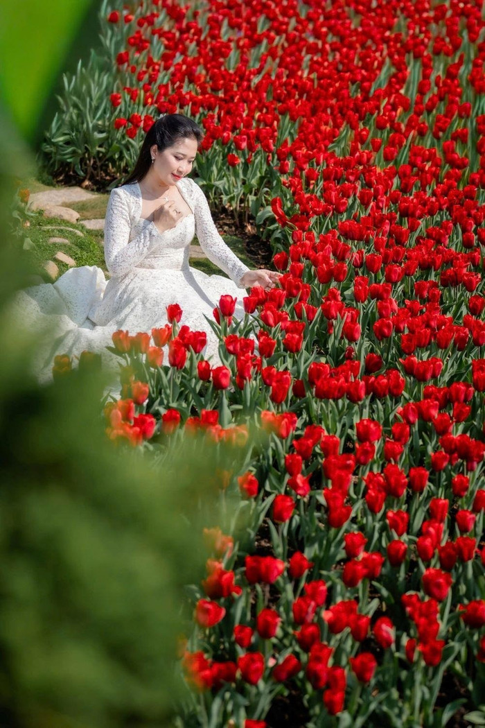 Du khách check-in bên vườn hoa tulip rực rỡ. Ảnh: Sun World Ba Den Mountain.