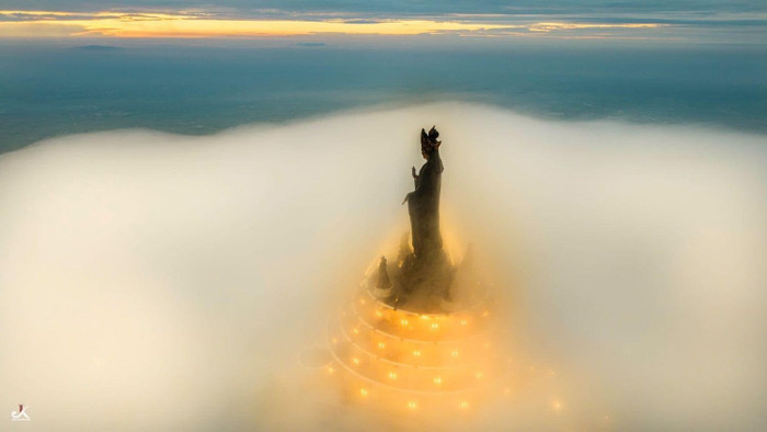 Núi Bà linh thiêng, huyền ảo trong màn sương. Ảnh: Sun World Ba Den Mountain