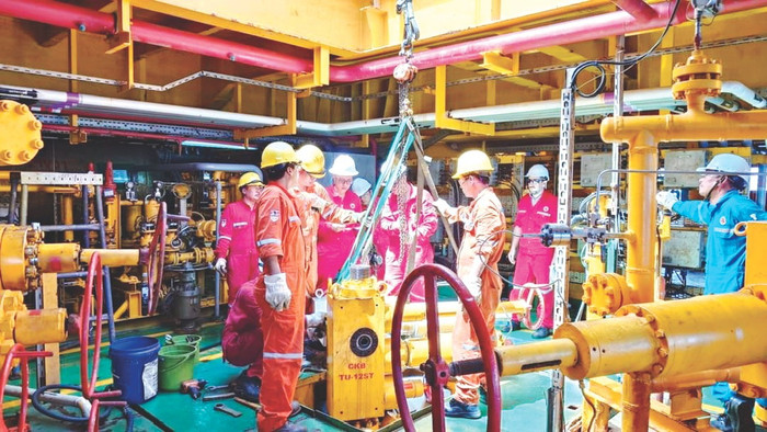 Với phương châm “Một đội ngũ – Một mục tiêu”, người lao động Petrovietnam quyết tâm hoàn thành thắng lợi các nhiệm vụ sản xuất kinh doanh. anh-3.jpg