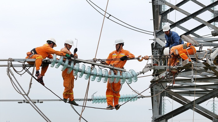 Khẩn trương thi công kịp tiến độ trả điện theo đúng kế hoạch. Khẩn trương thi công kịp tiến độ trả điện theo đúng kế hoạch.