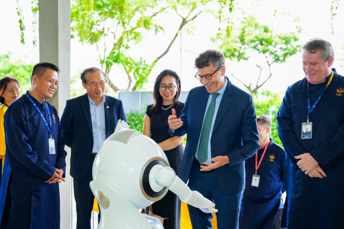 Ông Jonathan Baker - Trưởng Đại diện Văn phòng UNESCO tại Việt Nam trong chuyến thăm Victoria School (6/2024). 4-39.jpg