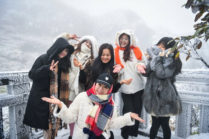 Du khách hào hứng "săn" băng tuyết hiếm có trên đỉnh Fansipan.