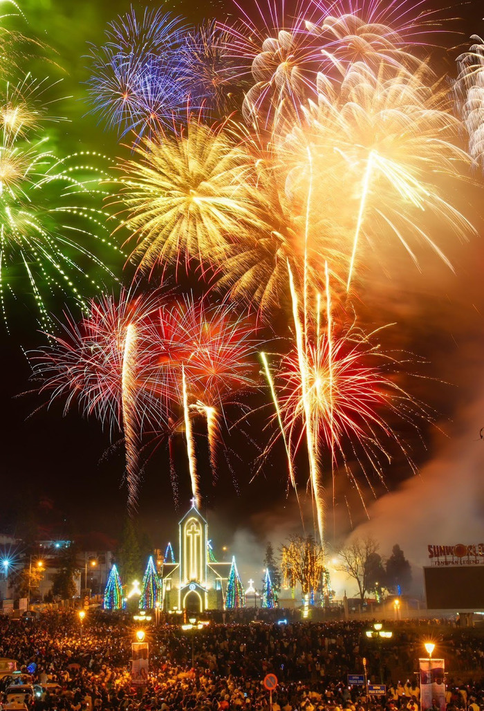 Pháo hoa rực rỡ thắp sáng bầu trời Sa Pa trong thời khắc giao thừa đón năm mới (Ảnh: Dương Quốc Hiếu)