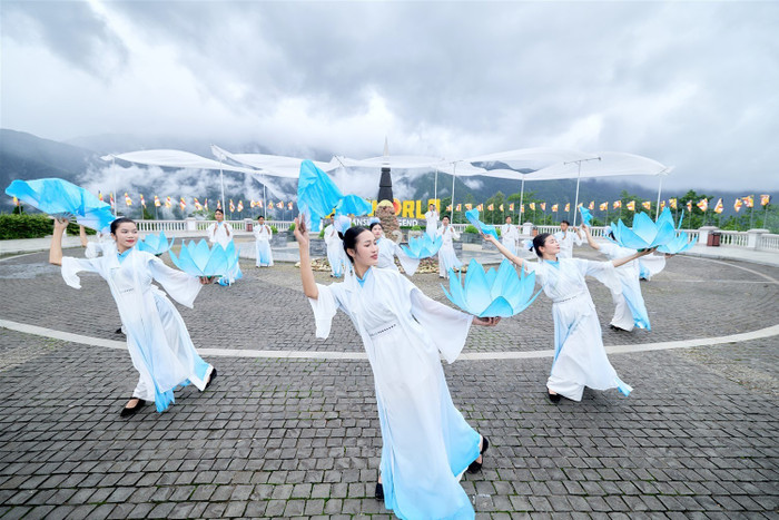 Show diễn "Đỉnh thiêng du ký" mang đến trải nghiệm nghệ thuật và tâm linh độc đáo trên đỉnh núi.