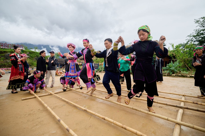 Du khách hòa mình trong các hoạt động văn hóa bản địa tại Bản Mây.