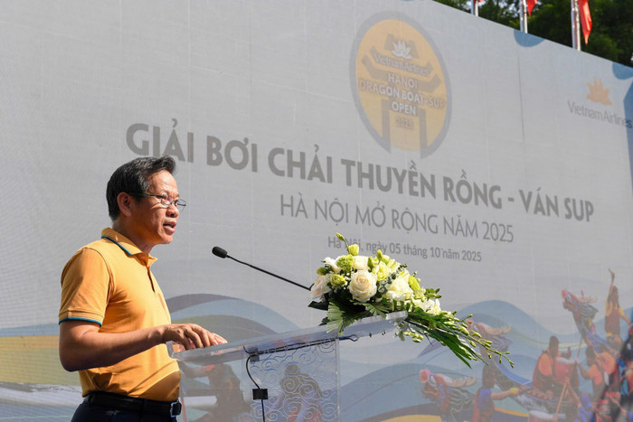 Ông Đặng Anh Tuấn - Phó Tổng giám đốc Vietnam Airlines phát biểu khai mạc Giải Bơi chải Thuyền rồng - Ván SUP Hà Nội mở rộng năm 2025. 2-ong-dang-anh-tuan-pho-tong-giam-doc-vietnam-airlines-phat-bieu-khai-mac-giai-boi-chai-thuyen-rong-van-sup-ha-noi-mo-rong-nam-2025.jpg