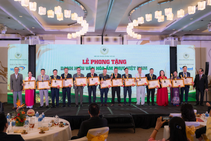 chinh-thuc-phong-tang-15-nghe-nhan-van-hoa-am-thuc-viet-nam.jpg