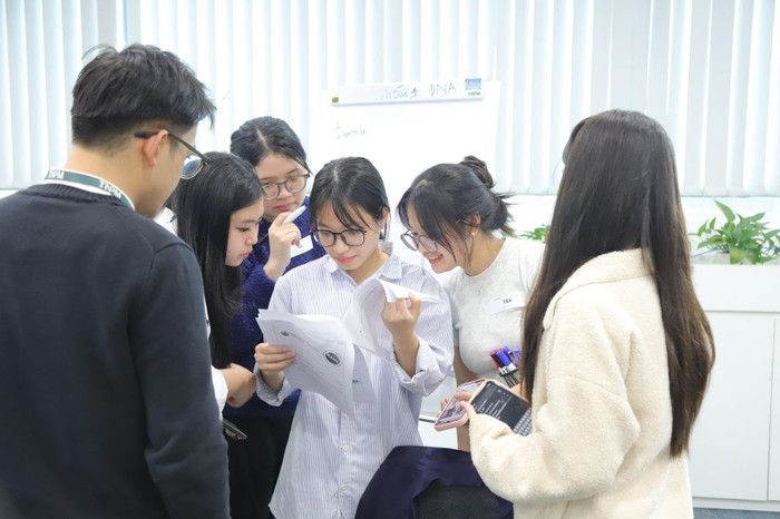 Học viên Twings Academy hào hứng thảo luận trong các buổi học.