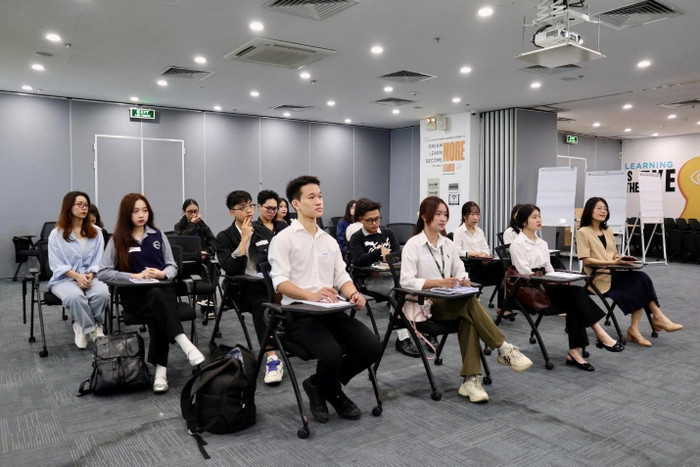 Thế hệ học viên khóa 3 trong ngày khai giảng - sẵn sàng bước vào hành trình nghề nghiệp.