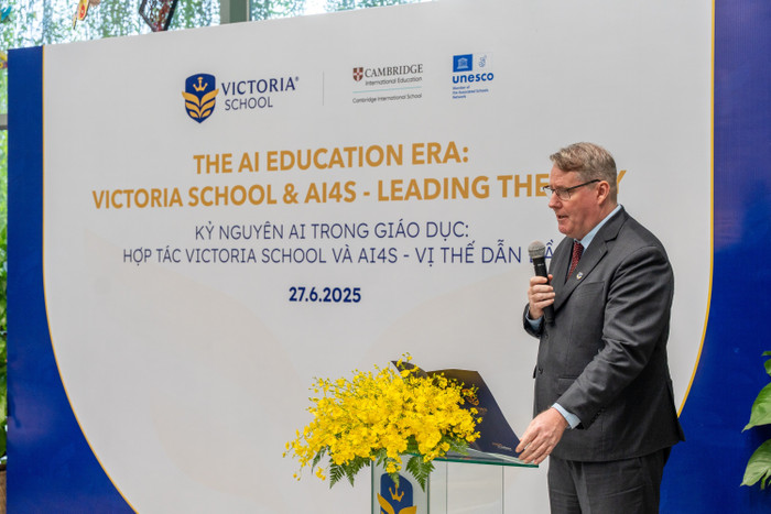 Thạc sĩ Christopher Bradley, Phó Tổng Giám đốc Chuyên môn Hệ thống trường Victoria School phát biểu tại lễ ký kết. 21.jpg