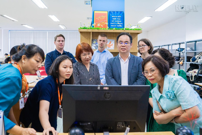 Đoàn đánh giá ngoài FIBAA thực hiện công tác đánh giá tại HUFLIT.