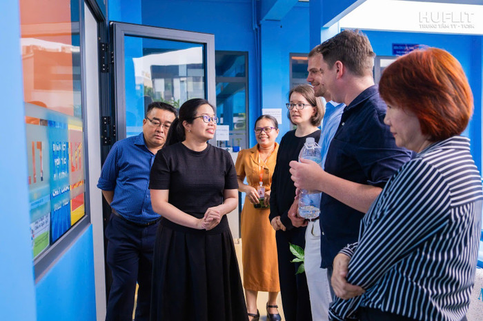 Tiến sĩ Thái Hoàng Hạnh Nguyên - Phó trưởng khoa Quan hệ quốc tế (HUFLIT) chia sẻ điểm mạnh về tính ứng dụng, bám sát thực tế của chương trình đào tạo với đoàn đánh giá ngoài FIBAA.