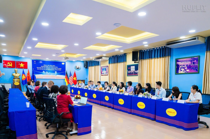 Đoàn đánh giá FIBAA làm việc cùng HUFLIT, bắt đầu chuỗi hoạt động đánh giá chất lượng chương trình đào tạo.