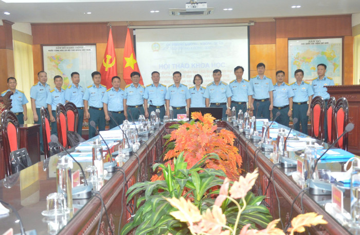 Thủ trưởng Học viện Phòng không - Không quân chụp ảnh lưu niệm cùng các đại biểu dự hội thảo. a2.jpg