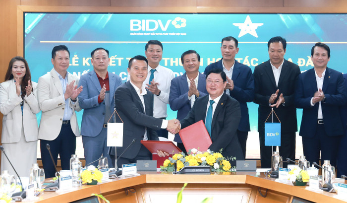 Ông Nguyễn Phúc Long - Chủ tịch Câu lạc bộ Sao Vàng đất Việt và ông Đoàn Việt Nam - Phó Tổng Giám đốc BIDV đại diện hai đơn vị ký kết thỏa thuận hợp tác. anh-01-3.jpg