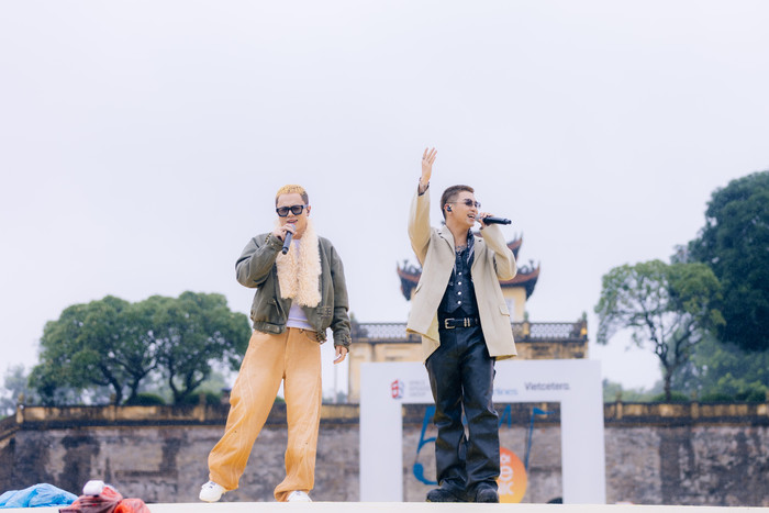 Dù mưa nhẹ, sân khấu 5AM Eye-Conic vẫn bùng nổ với màn trình diễn cuốn hút của các nghệ sĩ SpaceSpeakers. Từng giai điệu và câu rap vang lên giữa Hoàng Thành như tiếp thêm sức nóng cho không khí mùa thu Hà Nội. anh-7.jpg