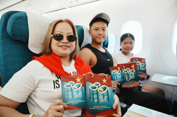 Một khoang ghế tràn đầy nụ cười, nơi hành khách cùng chia sẻ cảm xúc Tết Độc lập ngay giữa bầu trời. 6-mot-khoang-ghe-tran-day-nu-cuoi-noi-hanh-khach-cung-chia-se-cam-xuc-tet-doc-lap-ngay-giua-bau-troi.jpg