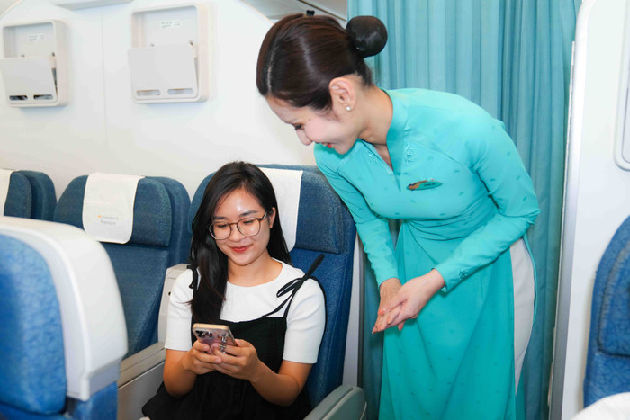 Tiếp viên hướng dẫn khách kết nối Internet trên chuyến bay. tiep-vien-huong-dan-khach-ket-noi-internet-tren-chuyen-bayjpg.jpg