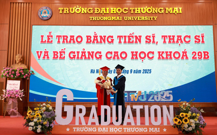 Thạc sĩ Chu Thanh Hiểu đại diện phát biểu cảm nghĩ và tặng hoa lãnh đạo Nhà trường. 3b.jpg