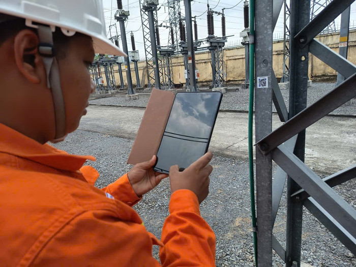 Cán bộ công nhân viên quét mã QR của phần mềm iStation System. Cán bộ công nhân viên quét mã QR của phần mềm iStation System.