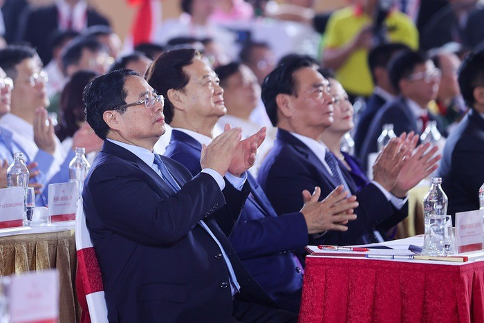 Thủ tướng Chính phủ Phạm Minh Chính, nguyên Thủ tướng Chính phủ Nguyễn Tấn Dũng, nguyên Thường trực Ban Bí thư Lê Hồng Anh dự lễ khởi công, khánh thành 250 công trình tại điểm cầu trung tâm. Ảnh: VGP/Nhật Bắc Thủ tướng Chính phủ Phạm Minh Chính, nguyên Thủ tướng Chính phủ Nguyễn Tấn Dũng, nguyên Thường trực Ban Bí thư Lê Hồng Anh dự lễ khởi công, khánh thành 250 công trình tại điểm cầu trung tâm. Ảnh: VGP/Nhật Bắc