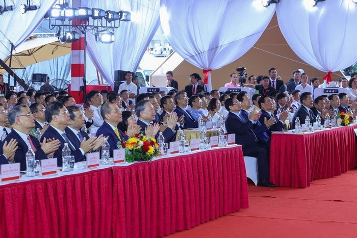 Các đồng chí lãnh đạo, nguyên lãnh đạo Đảng, Nhà nước và các đại biểu tham dự lễ khởi công, khánh thành 250 công trình tại điểm cầu trung tâm. Ảnh: VGP/Nhật Bắc Các đồng chí lãnh đạo, nguyên lãnh đạo Đảng, Nhà nước và các đại biểu tham dự lễ khởi công, khánh thành 250 công trình tại điểm cầu trung tâm. Ảnh: VGP/Nhật Bắc