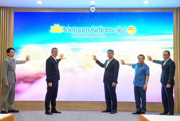 Các đại biểu thực hiện nghi thức khởi động chiến dịch “Chạm thu Hà Nội”. anh2.jpg