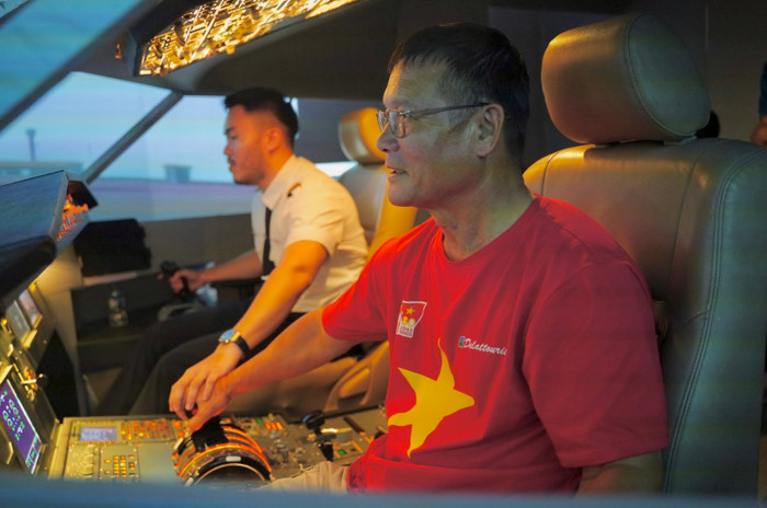 Đưa buồng lái mô phỏng A320 đến Triển lãm, Vietnam Airlines mang đến một trải nghiệm hấp dẫn với thông điệp khát vọng bay cao luôn ở trong tầm tay. 5-dua-buong-lai-mo-phong-a320-den-trien-lam-vietnam-airlines-mang-den-mot-trai-nghiem-hap-dan-voi-thong-diep-khat-vong-bay-cao-luon-o-trong-tam-tay.jpg