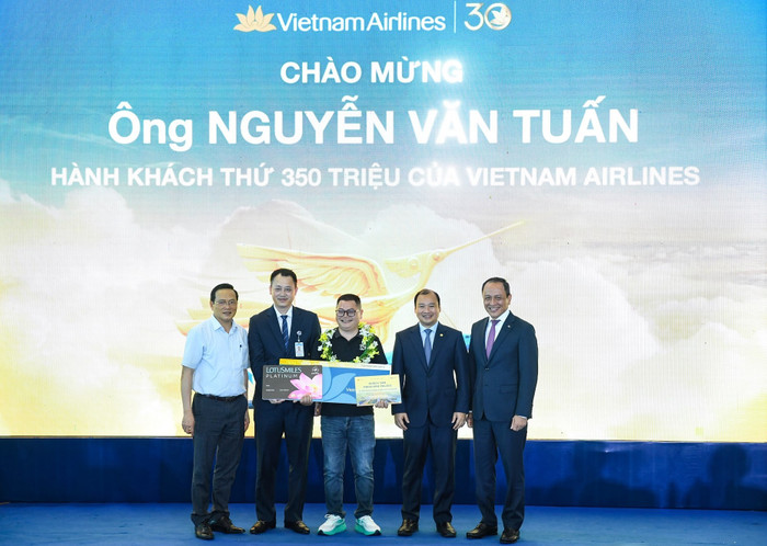 Hành khách thứ 350 triệu nhận thẻ Bông Sen Vàng hạng Bạch Kim, 02 vé khứ hồi nội địa hạng Thương gia và quà lưu niệm. 11-hanh-khach-thu-350-trieu-nhan-the-bong-sen-vang-hang-bach-kim-02-ve-khu-hoi-noi-dia-hang-thuong-gia-va-qua-luu-niem.jpg