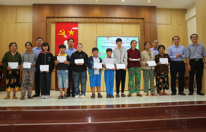 Đại diện các ban chuyên môn Công ty BSR trao quà hỗ trợ bà con và trẻ em có hoàn cảnh khó khăn xã Ba Gia