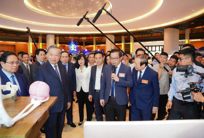 Giáo sư, Tiến sĩ Trần Trung Dũng (cầm mic) giới thiệu những công nghệ y tế tiên tiến của Vinmec với các đại biểu. anh-2-4.jpg