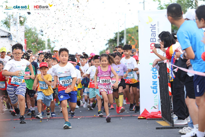 Các Runners “nhí” hào hứng bứt tốc ngay khi tiếng cói xuất phát cất lên. hinh-6-cac-runners-nhi-hao-hung-but-toc-ngay-khi-tieng-coi-xuat-phat-cat-len.jpg