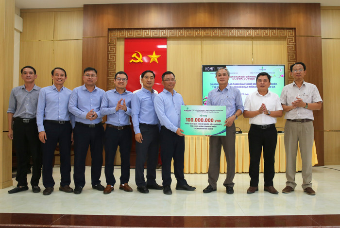 Ông Cao Tuấn Sĩ - Đại biểu Quốc hội khóa XVI, Giám đốc Nhà máy Lọc dầu Dung Quất trao hỗ trợ 100 triệu đồng trao quà cho bà con xã Ba Gia.