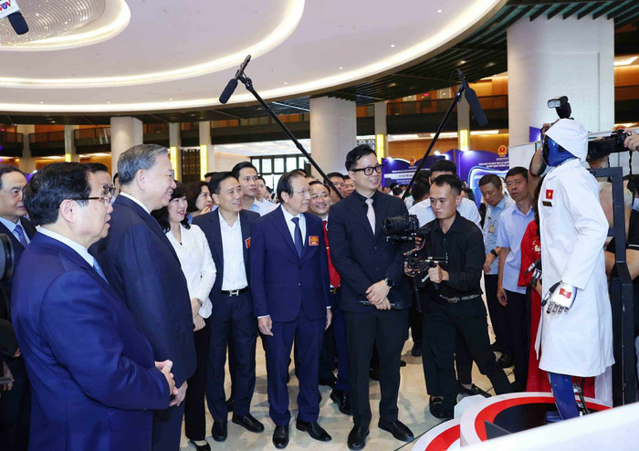 Lãnh đạo Đảng, Nhà nước và các đại biểu tương tác với Robot y tế VinMotion. anh-1-38.jpg